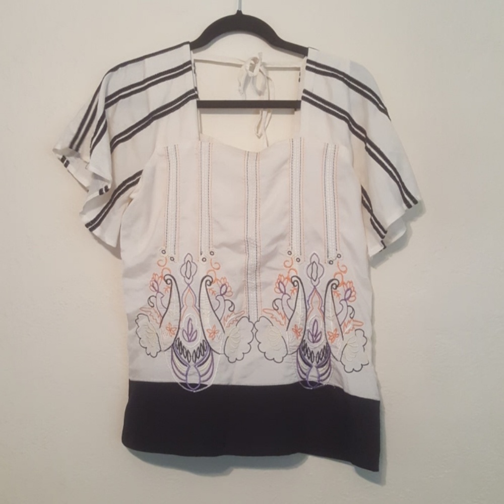 Fancy blk/wht top with unique  patterns